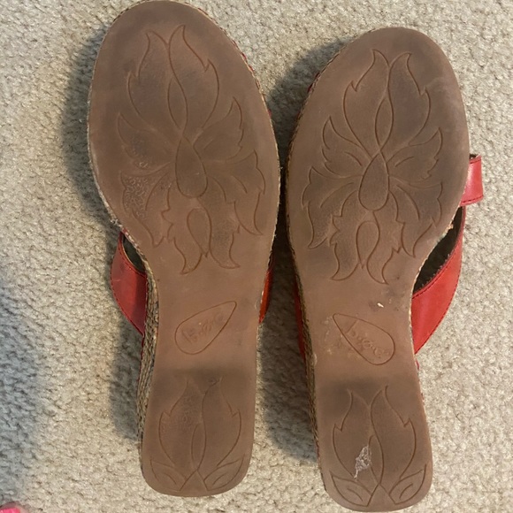 Unique Red Sandals with Platform Heel Design! boc - Picture 5 of 5